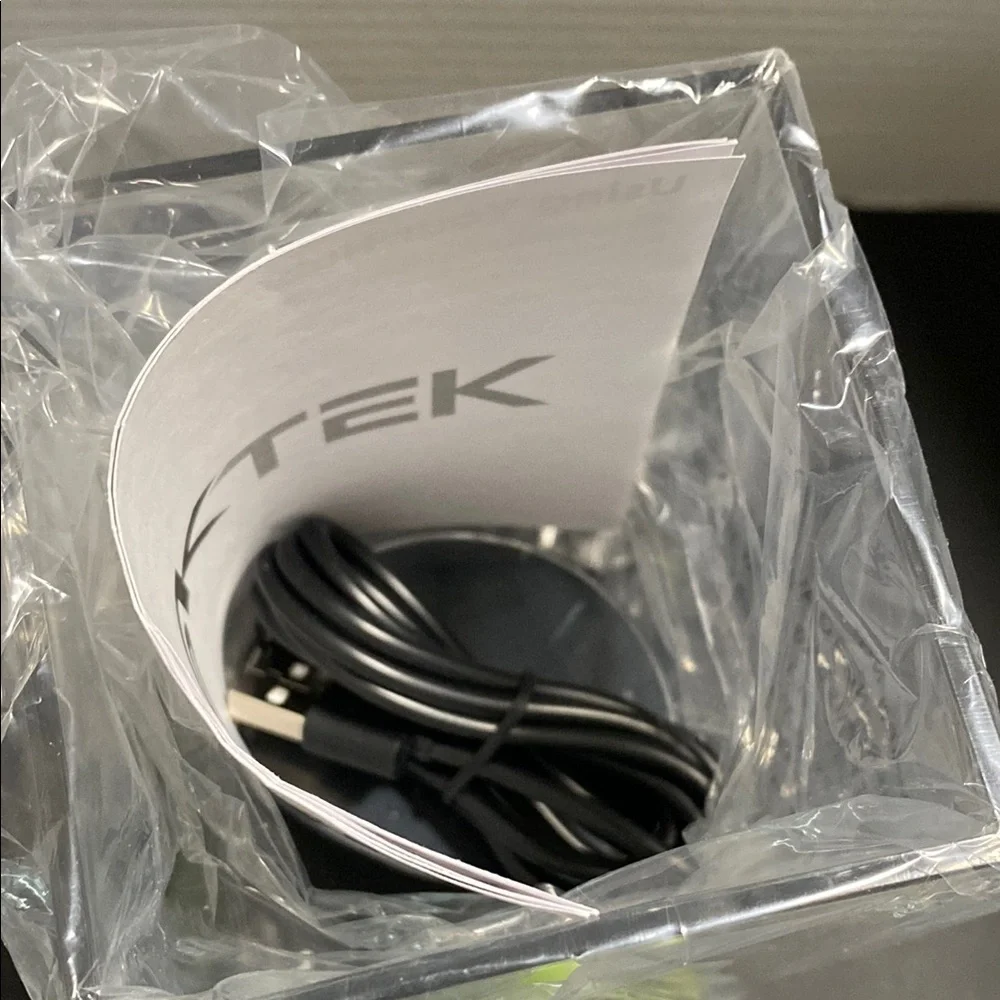 DESKTEK HubCharge Pen Holder in Black